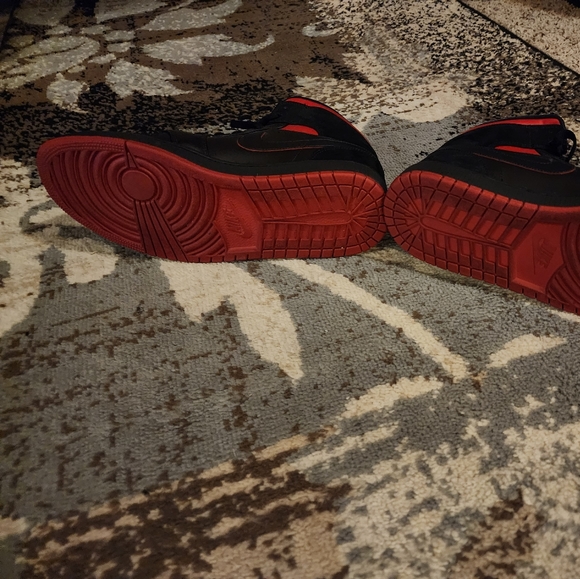 Nike Air Jordan black and red with yellow insignia - Picture 6 of 11